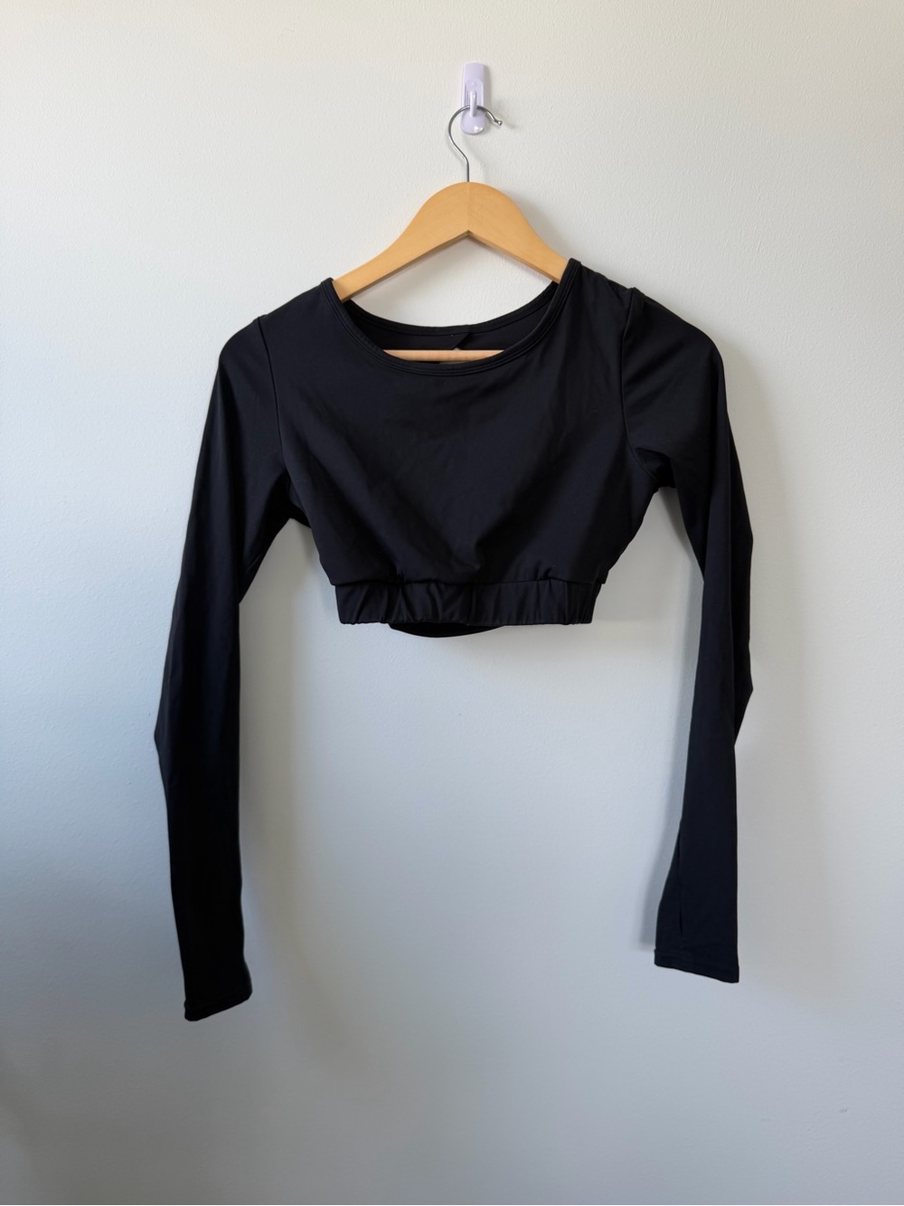 Black Long-Sleeve Cropped Top - Sleek Everyday Crop